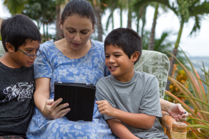 mom-teaching-kids-about-technology