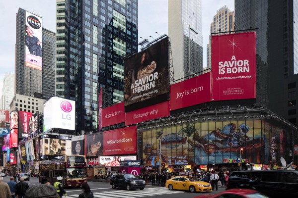 christmas-times-square-daytime_x