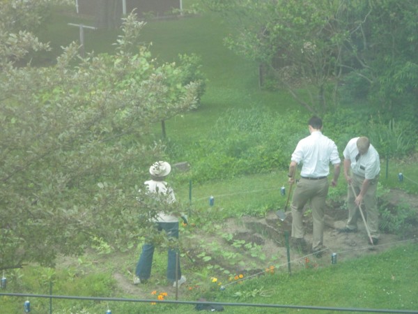 Photo of Missionaries Doing Service Goes Viral