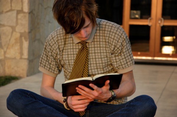 teen-reading-bible